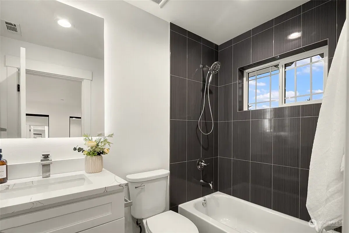 6 bed, 5.5 bath, 4180 sqft, $945 — Photo 3