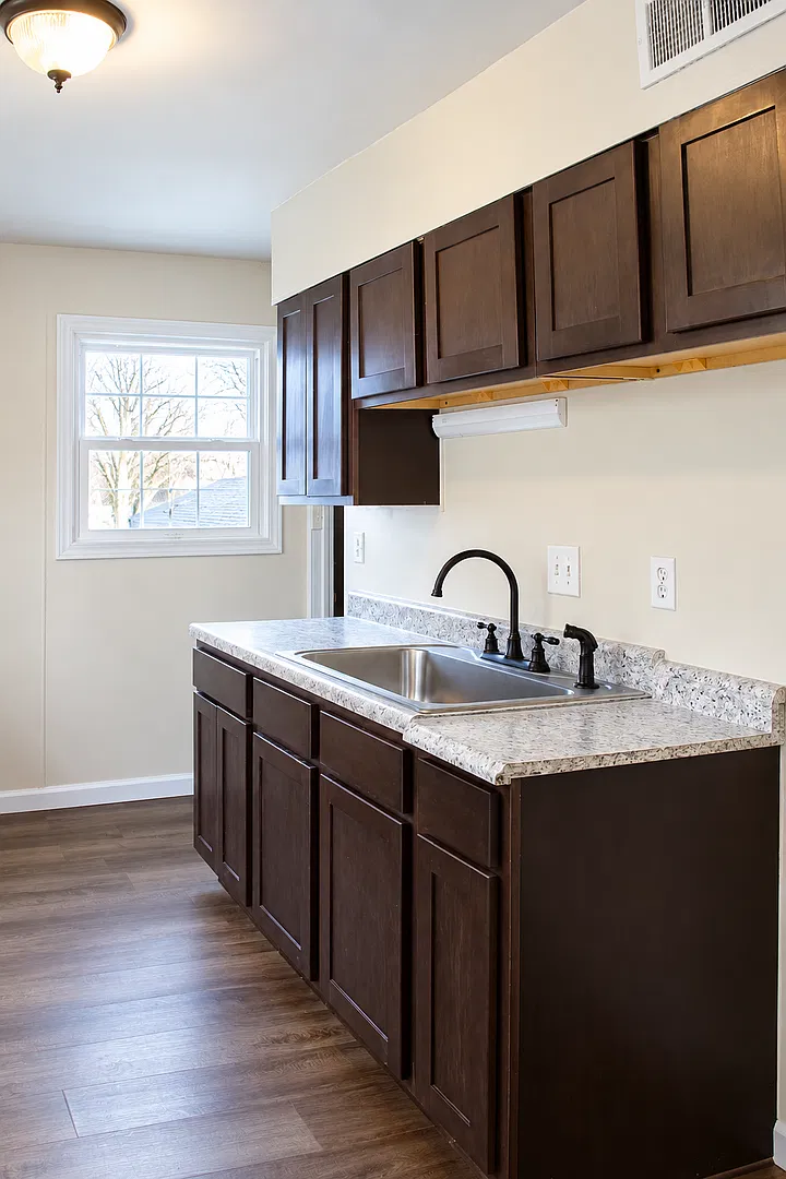 Modern 3BR Home with Barnwood-Style Flooring & Garage — Photo 4