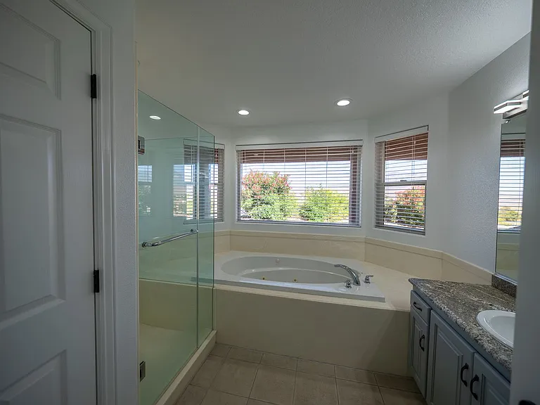 2541 W Spilsbury Ct — Photo 34