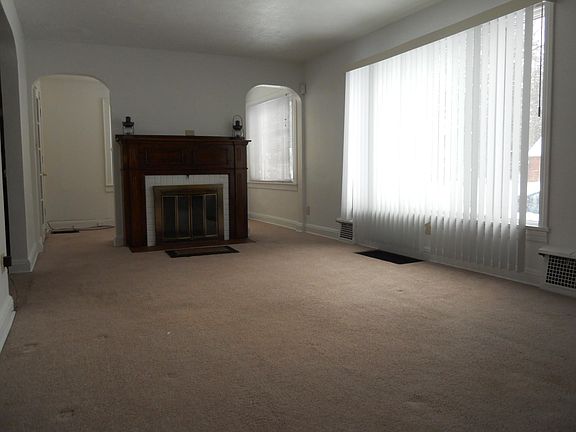 3rd image of 794 Roslyn Ave