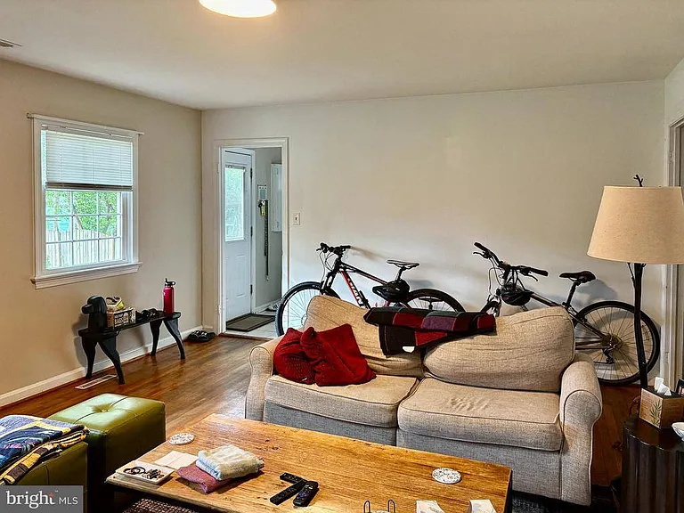 1316 Rowe St — Photo 9