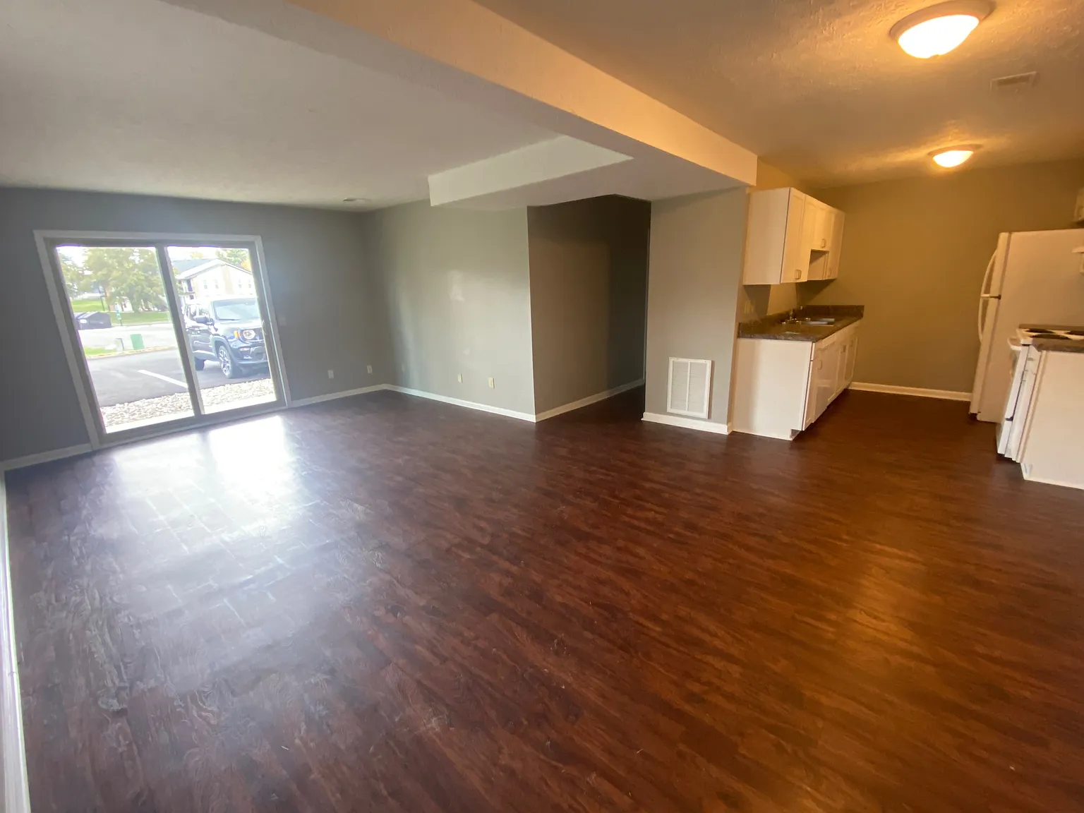 2 bed, 1.5 bath, 1050 sqft, $1,000 — Photo 2