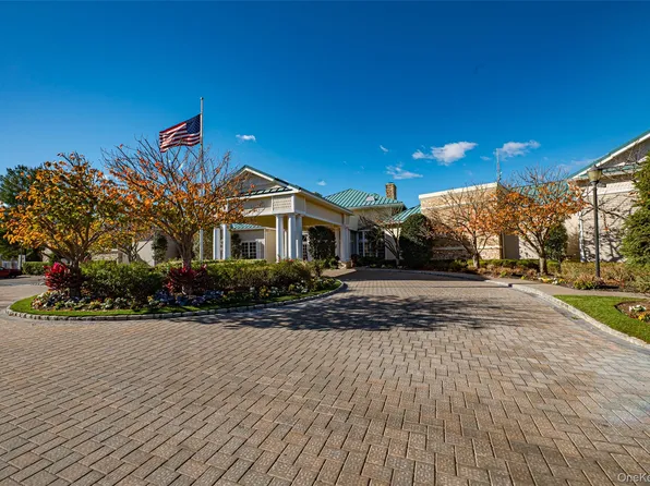 93 Carriage Lane #Avon Lower, Plainview, NY 11803