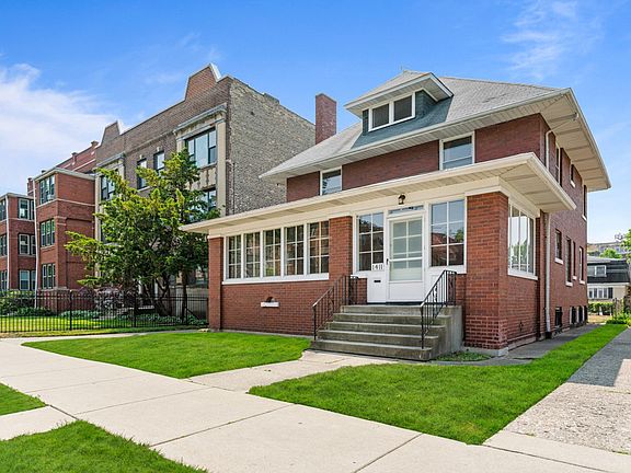 3rd image of 1411 W Jarvis Ave