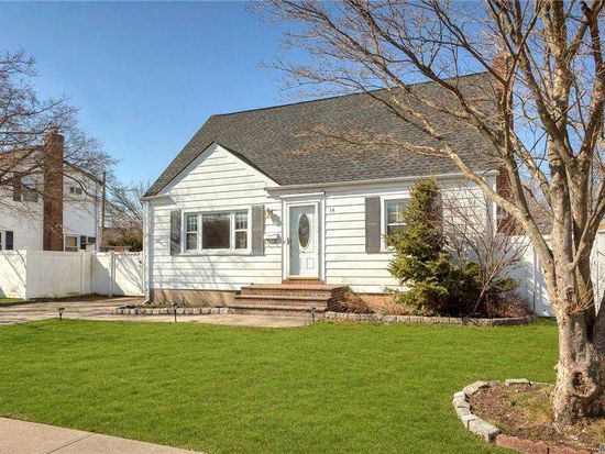 14 S Elm St Hicksville Ny 11801 Zillow