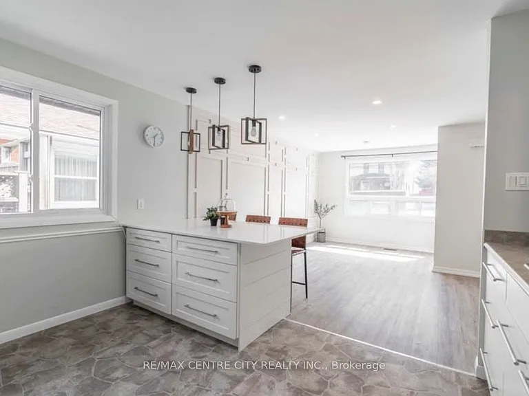 82 Emery St W — Photo 3