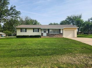1001 Ridgeway Rd, Macon, MO 63552