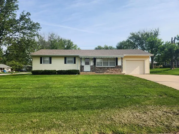 1001 Ridgeway Rd, Macon, MO 63552