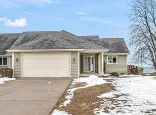 909 Hawthorne Ct, Manitowoc, WI 54220