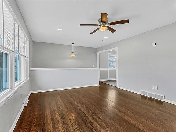 4th image of 402 SW 23rd St