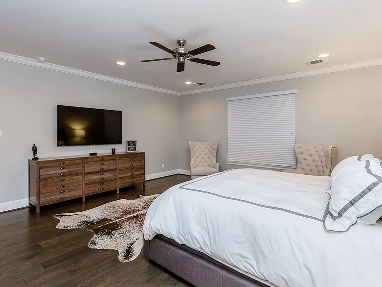 2413 Detering St — Photo 27