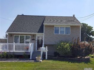 45 East Dr, Copiague, NY 11726