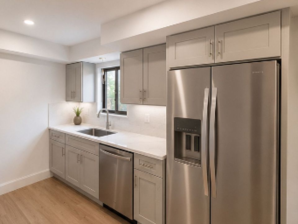 2nd image of 94 Beaconsfield Rd APT 201