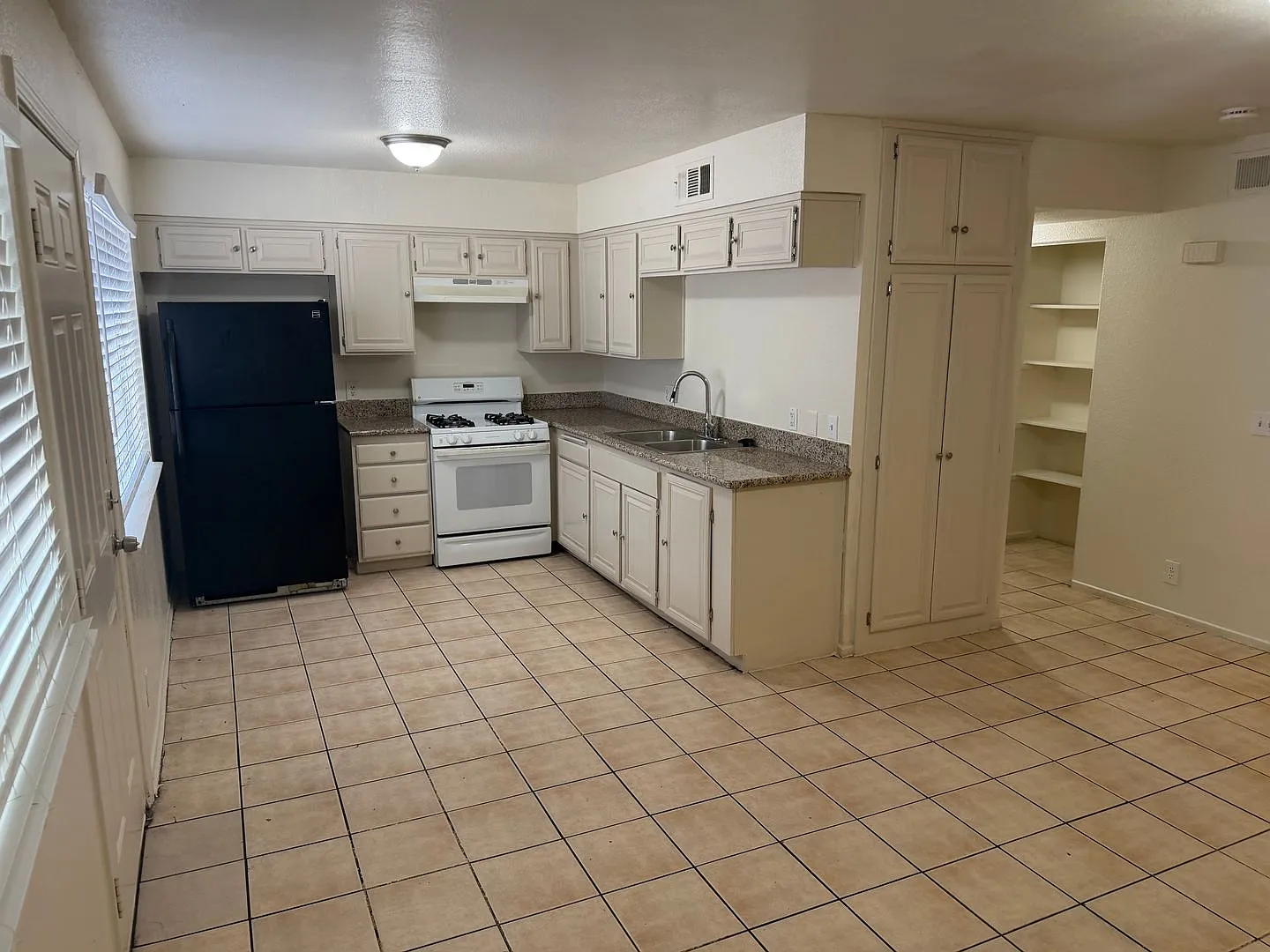 4 Bedroom 1.5 Bathroom Cheyenne & Civic Center — Photo 2