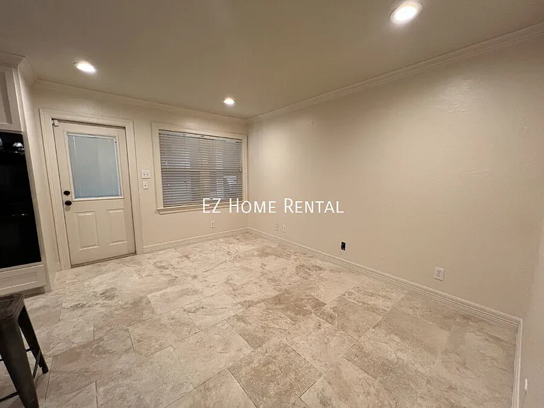 1014 Roxella St — Photo 5