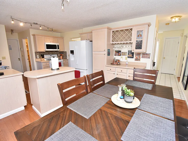 2570 Country Club Dr — Photo 17