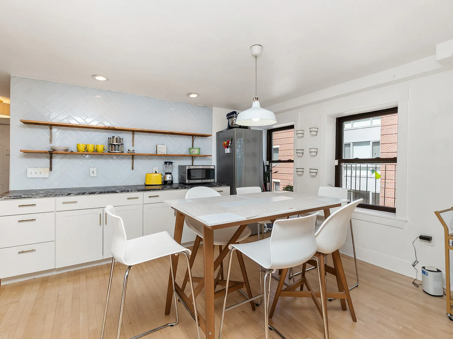 2 bed, 900 sqft, $4,250 — Photo 2