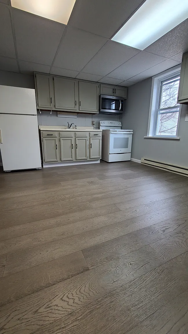 326 E 8th St #1 photo 1