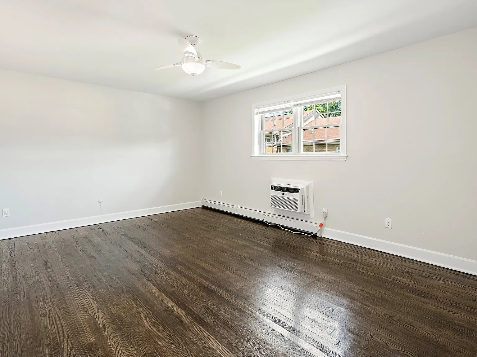 Crossroads Gardens Apartments — Photo 4