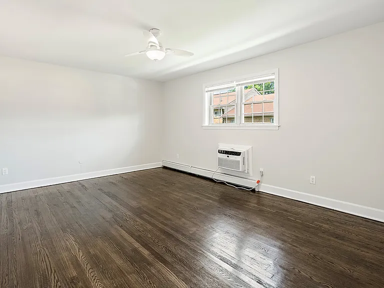 Crossroads Gardens Apartments — Photo 4