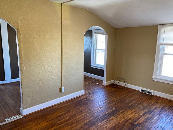 3rd image of 114 E Lincoln Way