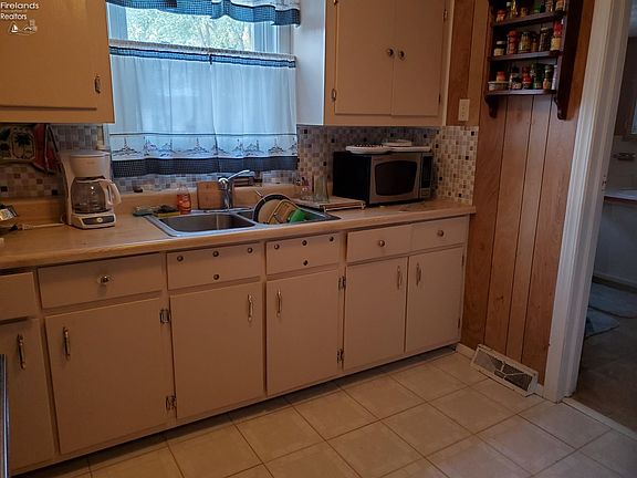 2nd image of 174 N Plumbrook Dr