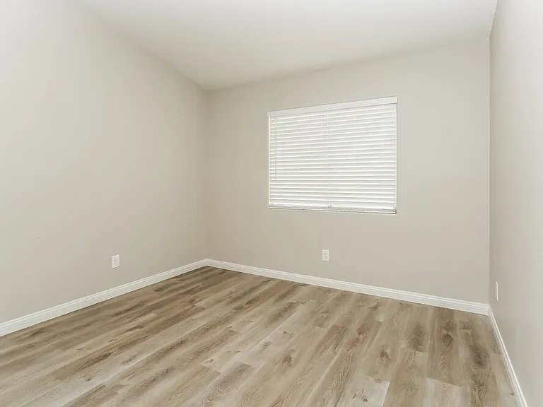 504 Stonehurst Dr — Photo 12