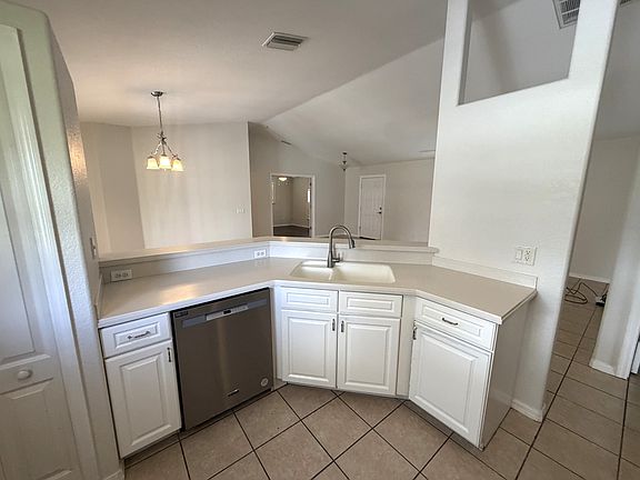 4th image of 2740 Trianna St