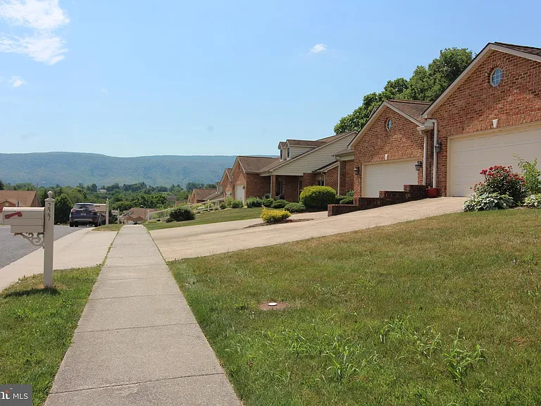 227 Donna Dr — Photo 1