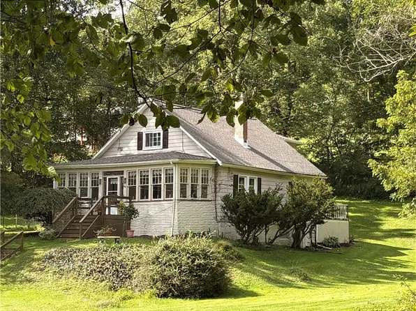144 Calvert Ln, New Castle, PA 16101