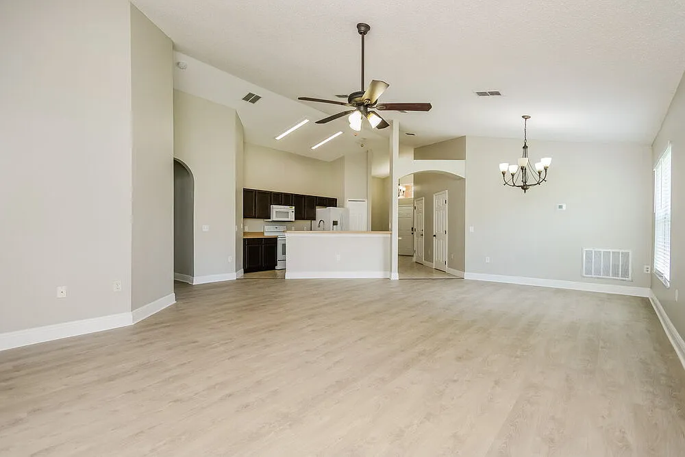 4 bed, 2.0 bath, 1828 sqft, $2,175 — Photo 4