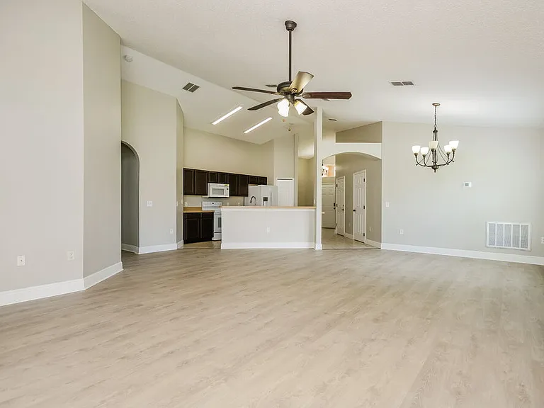 1320 Creekview Ct — Photo 4