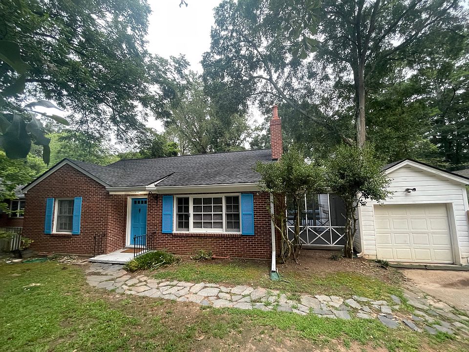 Front of house with screened-in porch and garage