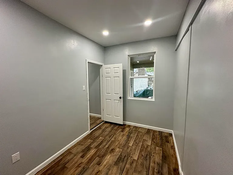 913 Royal Ave — Photo 12