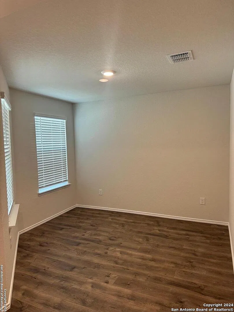 4 bed, 2.5 bath, 2323 sqft, $2,500 — Photo 4