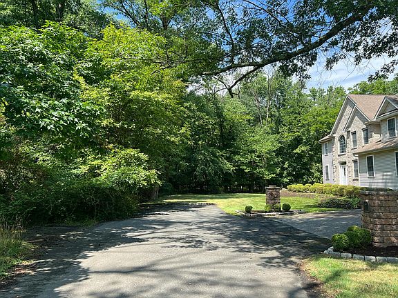 4th image of 14 Lombard Ave