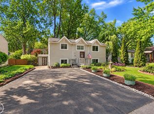 1136 Miller Rd, Lake Orion, MI 48362