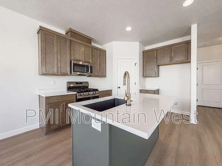 2606 N 2125 W — Photo 8