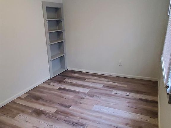 2nd image of 3521 Jewell St