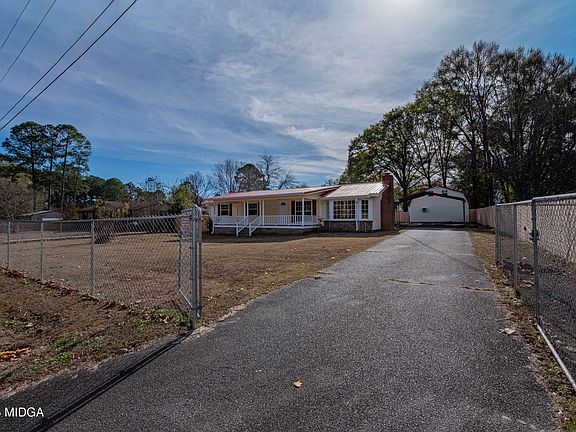 2nd image of 9 Friar Tuck Rd