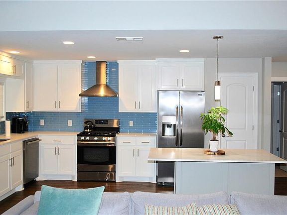 4th image of 438 Woodmere Dr