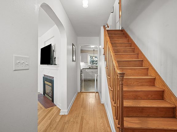 3rd image of 2707 Helen St