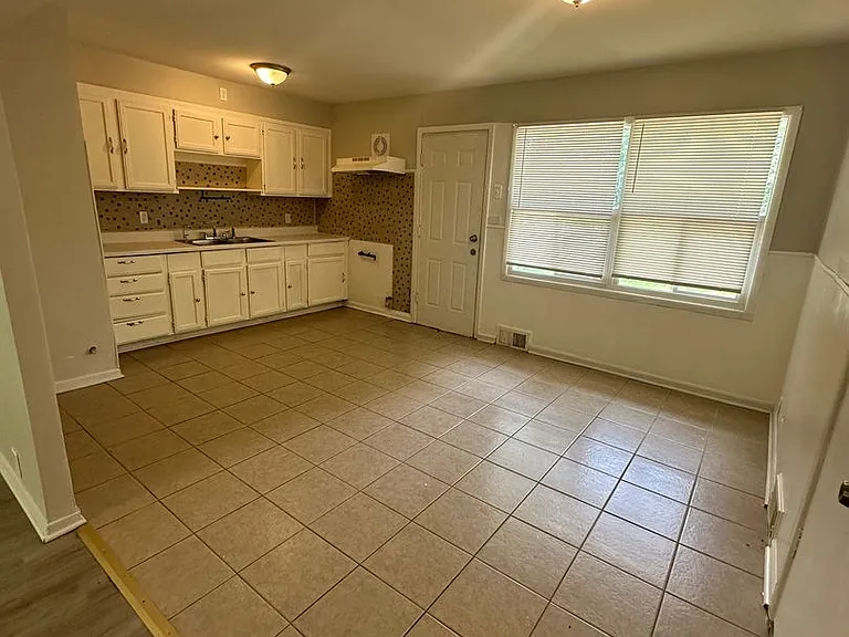 11302 Corrington Ave — Photo 3