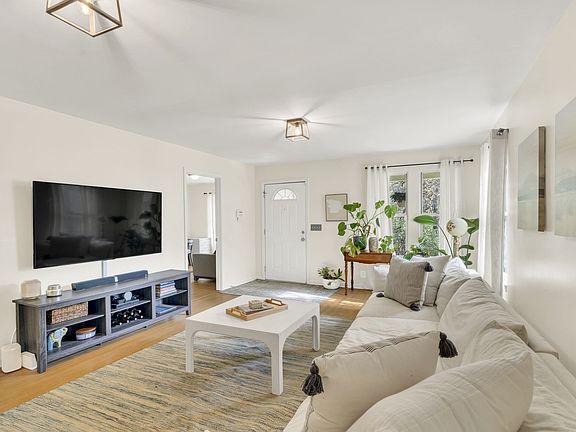 3rd image of 107 Sadler Ct