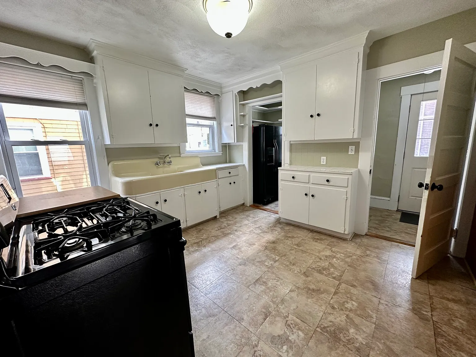 4 bed, $5,600 — Photo 1