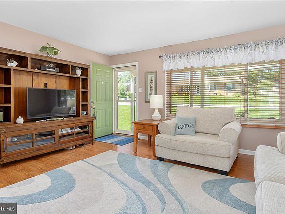 3rd image of 14 Stanford Rd