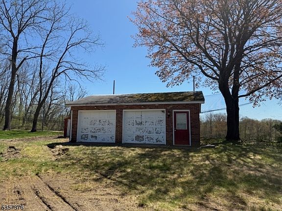 5th image of 127 E Shore Culver Rd