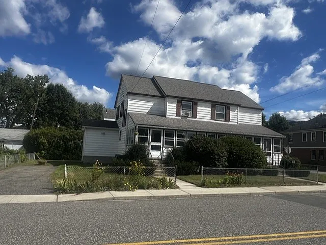 3 bed, 2008 sqft, $2,000 — Photo 1