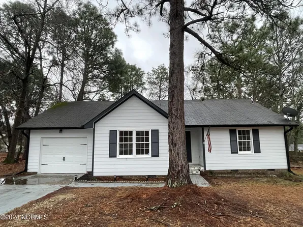 3332 Redfox Rd, Spring Lake, NC 28390