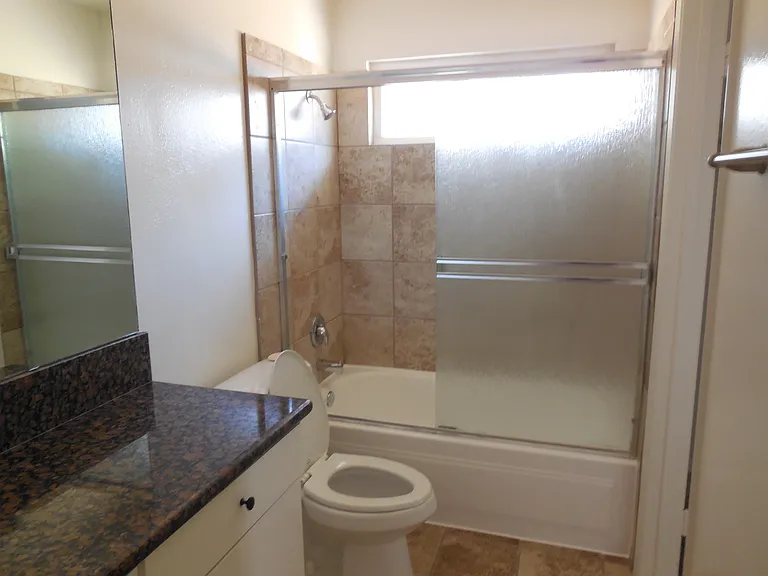 Pointe Newport Apartments — Photo 13